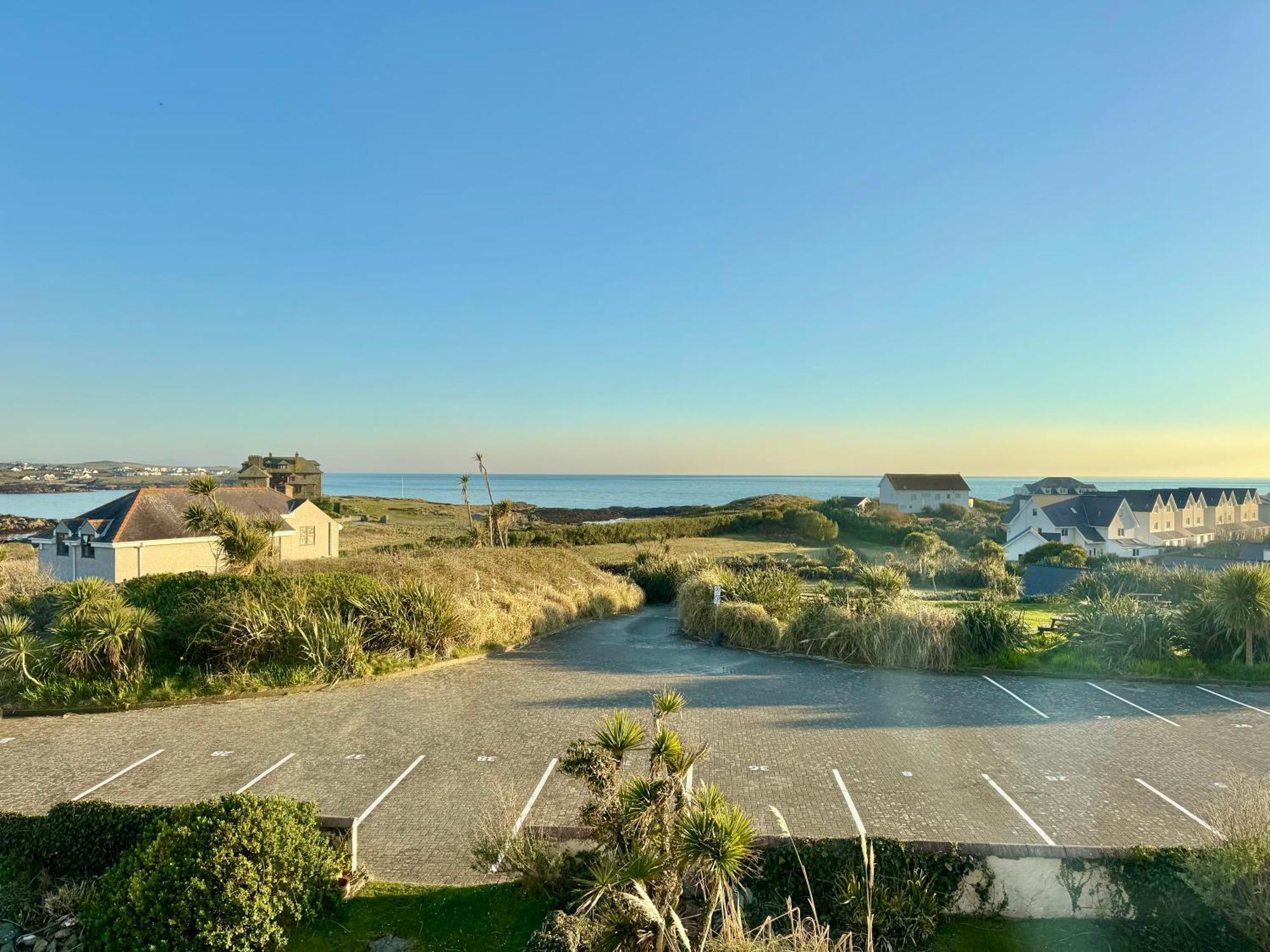 Lagoon View - Sea View- Pet Friendly - 2 Bed Apt - En-Suite Trearddur Exterior photo